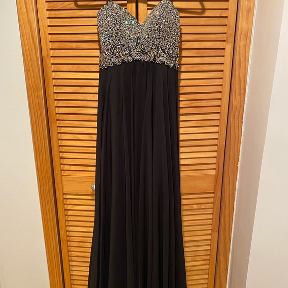 Black Sweetheart Beaded Gown - Picture 3 of 10